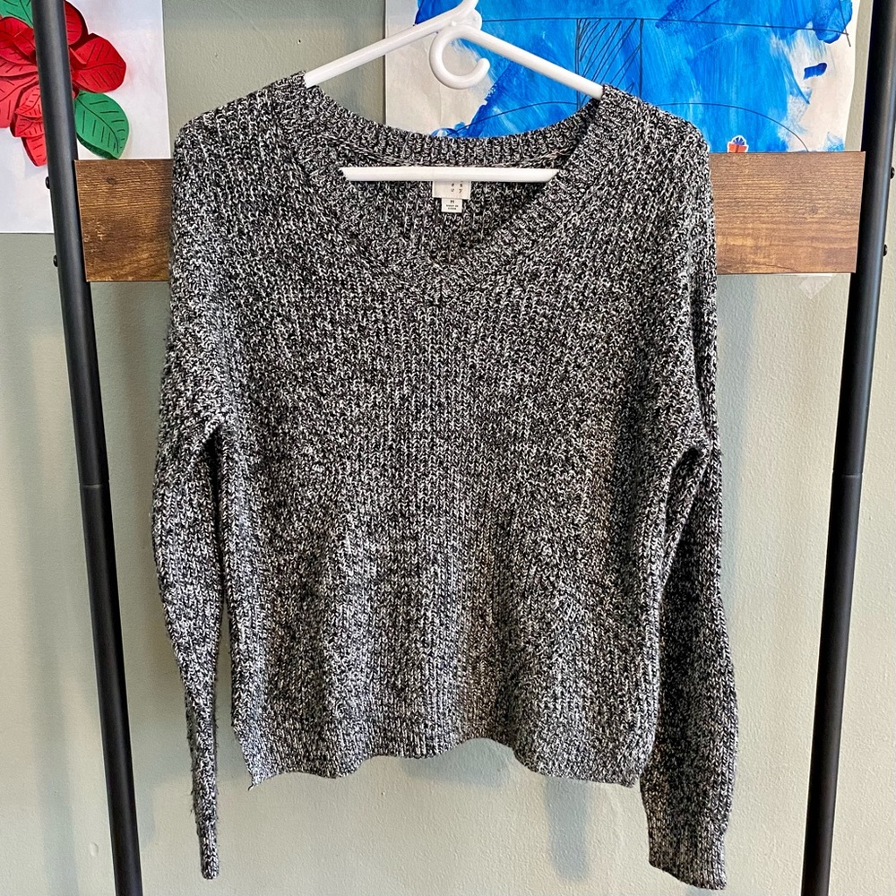 A New Day gray v-neck sweater size M